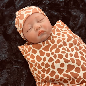 Newborn Organic Giraffe Swaddle Blanket and Knot Hat Set, Receiving Blanket, Baby Coming Home Outfit, Baby Shower Gift, Newborn Pictures