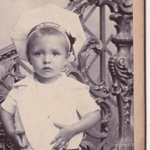 Retrato de niño pequeño - Preciosa fotografía original sueca en CDV, década de 1900 - Moda eduardiana, marinero, niño, tarjeta de gabinete victoriana vintage Nyborg