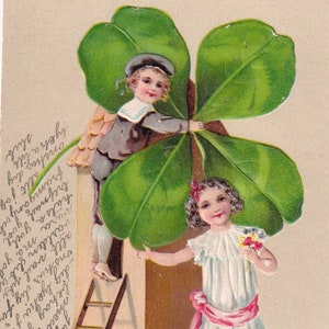 Congratulazioni - Bella cartolina vintage in rilievo svedese 1910 - Bambino con biglietto di moda per ragazza gigante con quattro foglie di trifoglio - vecchia Enfantina