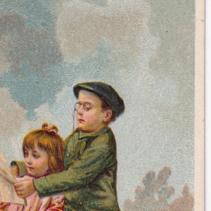 ¡En perfecto estado! Atención, señorita. Preciosa tarjeta comercial victoriana francesa de 1895, Lervilles París. Periódico infantil con juegos. Moda vintage cromada.