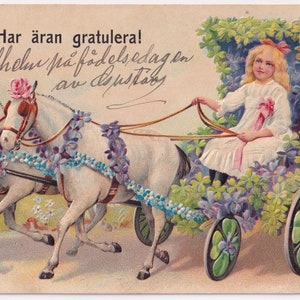 Glückwünsche Grüße 1910 - Schöne geprägte schwedische alte Postkarte - Pferdeanhänger Kutsche Myosotis Blumen Geschenk Mode - Klee Vintage
