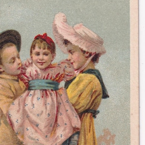 Excellent état ! La petite soeur - Belle carte de commerce française victorienne 1895 Lervilles Paris - poupée de jeu pour enfant fille - mode chromo vintage