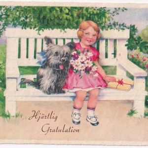 Félicitations / Cadeau fleurs marguerites - Belle carte postale ancienne vintage Suède des années 1935 - Petite fille, chien de terrier écossais Enfantina - Robe tendance