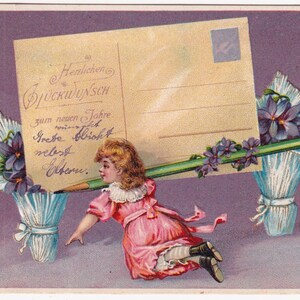 Frohes neues Jahr wünscht - reizende deutsche geprägte alte Postkarte 1907 - Kind Mädchen & riesige Grußkarte - violette Blumen Geschenk Post