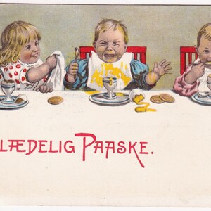 Jenny Nyström / Joyeuses Pâques 1909 - Belle carte postale ancienne Noway - Enfants/bébés avec un plat de repas dans un coquetier - Mode vintage Signé par l'artiste