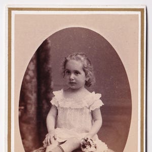 Retrato de niña - Preciosa fotografía CDV original francesa Pipaud, década de 1885 - Vestido de moda de la época victoriana con flores - antigua tarjeta de gabinete vintage