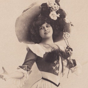 Superbe portrait Belle Epoque de l'actrice Devère - carte postale c. Photo 1905 Reutlinger Paris - Mode danseuse de cabaret - photo vintage éphémère réelle