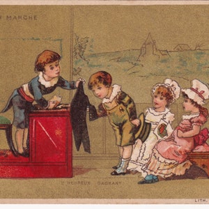 Vencedor feliz / casamento - Lindo cartão comercial vitoriano 1890 publicitário Au Bon Marché Paris - Crianças vestem moda flores campo