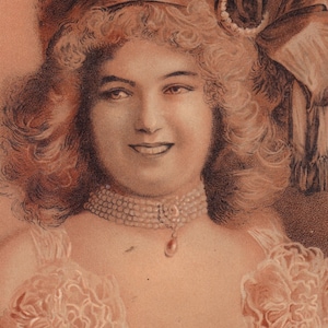 Donna elegante - Bella cartolina francese vintage 1901 - Abito da donna con nastro da parrucchiere - Gioiello Belle Epoque in stile art nouveau cromo litografico