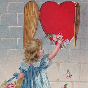 Congratulazioni 1915 - Bella cartolina d'epoca svedese in rilievo - Elegante bambina fiori regalo cuore finestra - abito carta moda