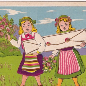 Félicitations Années 1920 - Belle carte postale ancienne de voeux suédois en relief - Maillet de fille scandinave et fleurs roses - Robe cadeau vintage