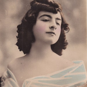 Merelli - Reutlinger Paris - Belle carte postale ancienne de 1906 Photo Art nouveau - Robe actrice femme artiste Roses - Éphémères de mode vintage