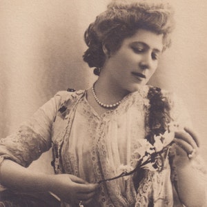Belle Epoque actrice Jeanne Granier portrait - carte postale 1905 photo Reutlinger Paris - artiste robe en dentelle fashion -vintage photo éphémère réel