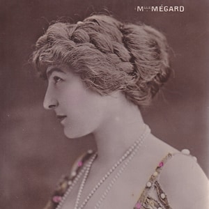 Miss Mégard - Reutlinger Paris - Belle carte postale ancienne 1909 Photo colorisée Art nouveau - Actrice femme Robe d'artiste - mode vintage