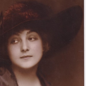 Piękny kwiat i kapelusz Portret kobiety - stara pocztówka 1910 - fotografia damy - moda piękno fryzjerstwo vintage zdjęcie efemeryda - prawdziwe RPPC