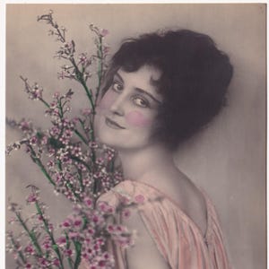 Felice estate - Bella cartolina d'epoca Svezia 1920/30 - Ritratto di donna con fiori, campagna, natura, vestito - moda Art Deco - Foto cartolina RPPC