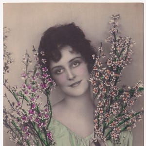 Felice estate - Bella cartolina d'epoca Svezia 1920/30 - Ritratto di donna con fiori, campagna, natura, vestito - moda Art Deco - Foto cartolina RPPC
