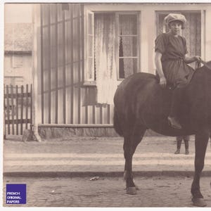 RPPC - Jeune fille équestre - Belle carte postale photo réelle des années 1910 de Suède - Photographie de portrait vintage vie à la campagne à la ferme