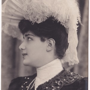 Magnífico retrato de mujer - postal 1910 Fotografía de dama París - Sombrero de plumas/encaje y belleza de moda bordada - foto vintage - RPPC real