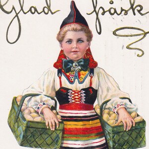 Jenny Nyström / Joyeuses Pâques 1911 - Belle carte postale ancienne suédoise - Portrait de femme scandinave avec campagne de panier d'oeufs - mode vintage