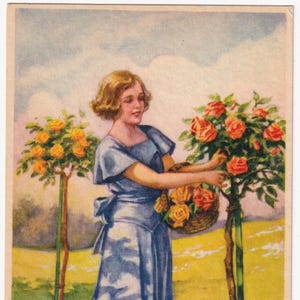 Jenny Nyström / Felice stagione estiva - Bella cartolina d'epoca Svezia 1940 - Donna che fa giardinaggio con fiori di rose in campagna Rose - giardino di moda