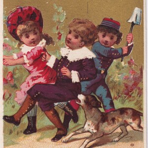 Vilaine bête - chromo dorée Guérin Boutron Minot 1895 - Morso di cane parco giardino ragazza bambino moda abito vintage - Enfantina ephemera