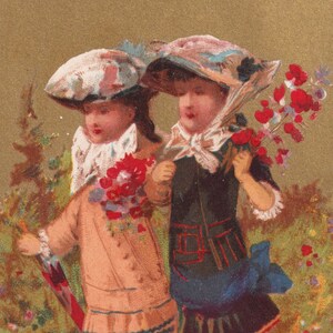 School overslaan - Prachtige Franse Victoriaanse Trade Card 1890 Au Bon Marché Paris - elegante meisjesjurk met klaprozen - chromo Minot vintage