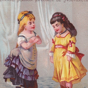 Scena della bambina - Bella carta commerciale vittoriana 1890s Dangivillé negozio Parigi - Enfantina abito moda bambini - Vintage ephemera chromo