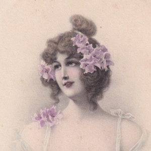 Wichera Illustrator - Preciosa postal vintage 1910 - Feliz Año Nuevo Desea tarjeta de felicitación - Mujer violetas flor vestido art nouveau moda