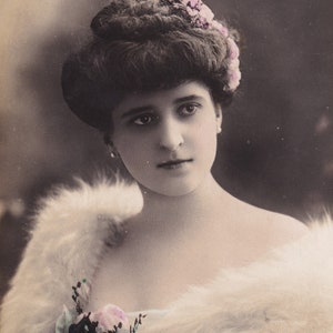 Belle Epoque Schauspielerin D'Abzeichen Portrait - Postkarte 1910 Fotografie Reutlinger Paris - Mink Fur Rose Blume Vintage Foto Ephemera echt