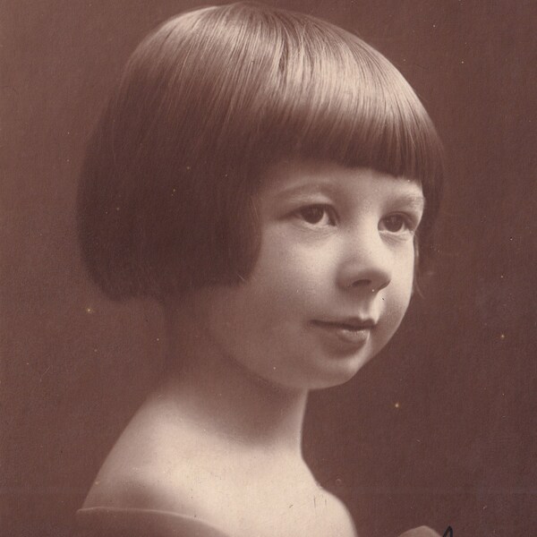 Girl Portrait - Real antique photographic print on postcard 1925/30 photo - child hairdressing singular face fashion - vintage ephemera RPPC