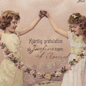 Congratulazioni - Superba cartolina dall'illustratore svedese 1907 - Bambini ragazza ghirlanda di fiori ragazza - moda abito vintage
