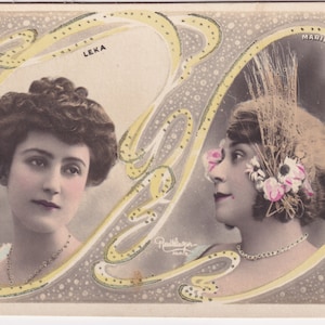 Leka & Mariette Sully -Reutlinger Paris-Charmante carte postale 1905 Montage photo colorisé Art nouveau -Actrice femme Artiste robe vintage fashion
