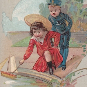 Condición poco común - Preciosa tarjeta comercial de la época victoriana francesa de 1895 - Leroux - juego de bote pequeño en el parque infantil - Niña y niño marinero - Cromo vintage
