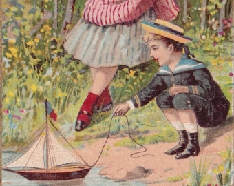 Excellent état ! Petit bateau jouet jeu - carte commerciale française victorienne 1895 chocolat Ibled Paris - fille enfants marin garçon - vintage chromo Minot