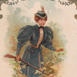 Chasseuse - Belle carte de commerce française victorienne vers 1895 - Robe de chasseuse à fusil - Art nouveau vintage ephemera chromo Sirven Viennese