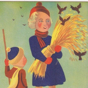 Feliz Ano Novo - Artista Sueco Assinado L. -Adorável cartão postal vintage 1935/40 - Mulher escandinava de inverno e criança pássaros de palha de trigo