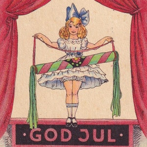 Yvonne Millde - Buon Natale / Dio luglio 1926 piccola vecchia cartolina di auguri svedese vintage - Caramella gigante scandinava cheerleader ragazza vestito