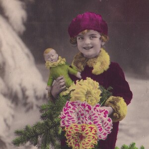 Buon Natale / Ragazza bambola fiori albero regalo - Bella cartolina fotografica colorata 1931 - gioco vintage vestito invernale per bambini - peluche alla moda RPPC