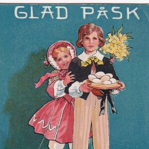Jenny Nyström - Joyeuses Pâques 1920 - Jolie petite carte postale suédoise ancienne - Enfants élégants avec assiette à oeufs et poussin - Vintage scandinave
