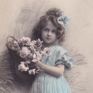 Bella bambina e regalo di fiori di rosa - Bella foto vecchia cartolina 1909 - Grete Reinwald come abito moda vintage - effimero edwardiano