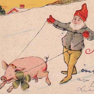 Felices deseos de Año Nuevo - Postal vintage sueca divertida de la década de 1910 - Duende gnomo cerdo trébol correa invierno - Tarjeta de Papá Noel Artista sin firmar