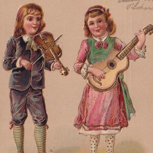 Herzlichen Glückwunsch 1907 - Vintage Postkarte mit schöner Prägung schwedischer Grußkarte - Kindermusikband Violine Gitarre Mädchenmode - Geschenk skandinavisch