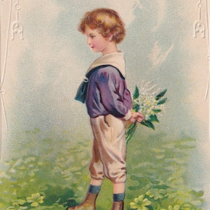 Salutations 1915 - Belle carte postale de voeux suédoise en relief - Enfant fleurs de muguet marin - cadeau vintage scandinave Enfantina