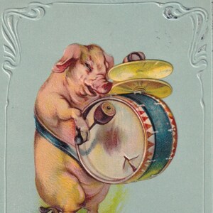 Buon Natale 1909 - Bellissima vecchia cartolina di auguri svedese in rilievo - Grancassa di maiale umanizzata e musica timpani - vintage scandinavo