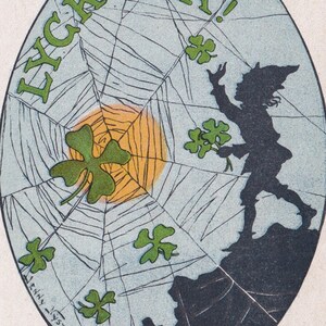 Feliz Ano Novo deseja 1915 - Lindo cartão postal vintage da Suécia - Jenny Nyström - Trevos de elfos gnomo de teia de aranha Tomte Art Déco escandinavo