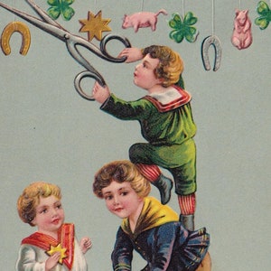 En relief - Souhaits de bonne année 1909 - Belle carte postale vintage suédoise ancienne - Guirlande de fer à cheval trèfle cochon pour enfants - Ciseaux de mode cadeau