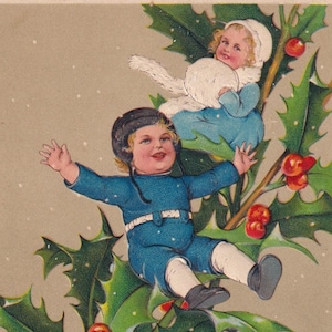En relieve - Deseos de feliz año nuevo de la década de 1915 - Hermosa postal antigua sueca vintage - Regalo de acebo gigante para niños de invierno, moda de nieve - Niña en el campo