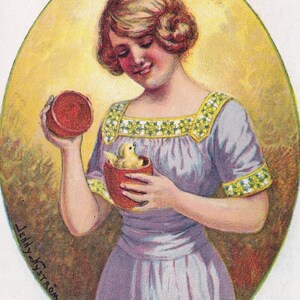 Jenny Nyström / Felices Pascuas 1916 - Hermosa postal antigua sueca - Retrato de una mujer elegante y un polluelo en dos partes en el campo - Moda vintage