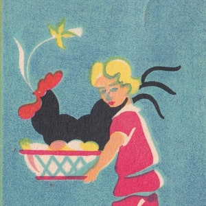 Frohe Ostern 1935 - Schöne kleine schwedische Vintage Postkarte - Kind Eierteller & Hahn - Sundblad Künstler signiert - Art Deco Glad Påsk Huhn